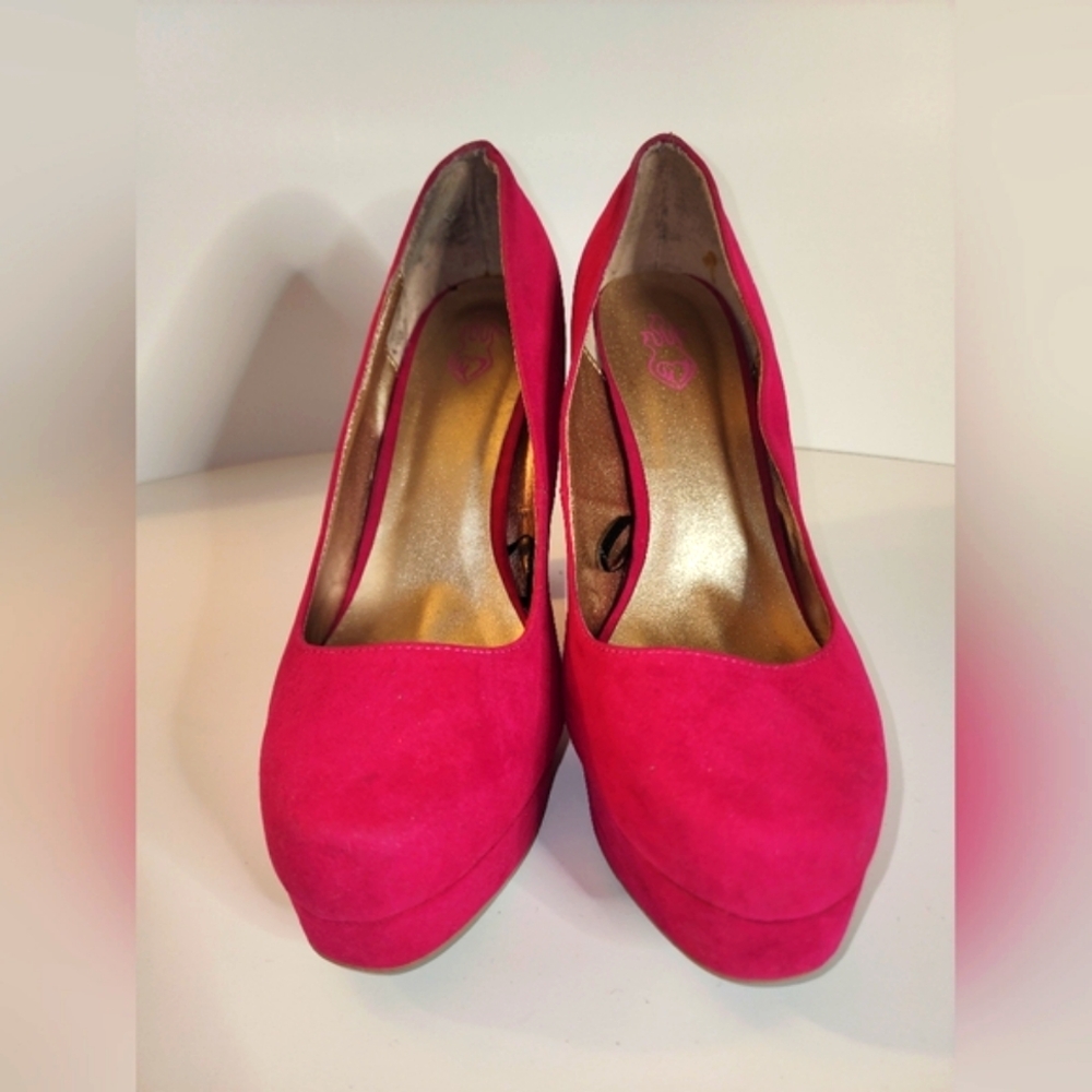 Chic Pink Suede Heels with Pointed Toe